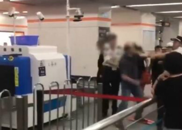 旅客拒絕安檢，與安檢員發(fā)生肢體沖突，致使安檢員停職