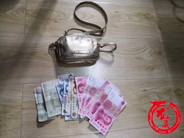 黑龍江一女子安檢時(shí)順手拿別人的包，十幾分鐘就被抓
